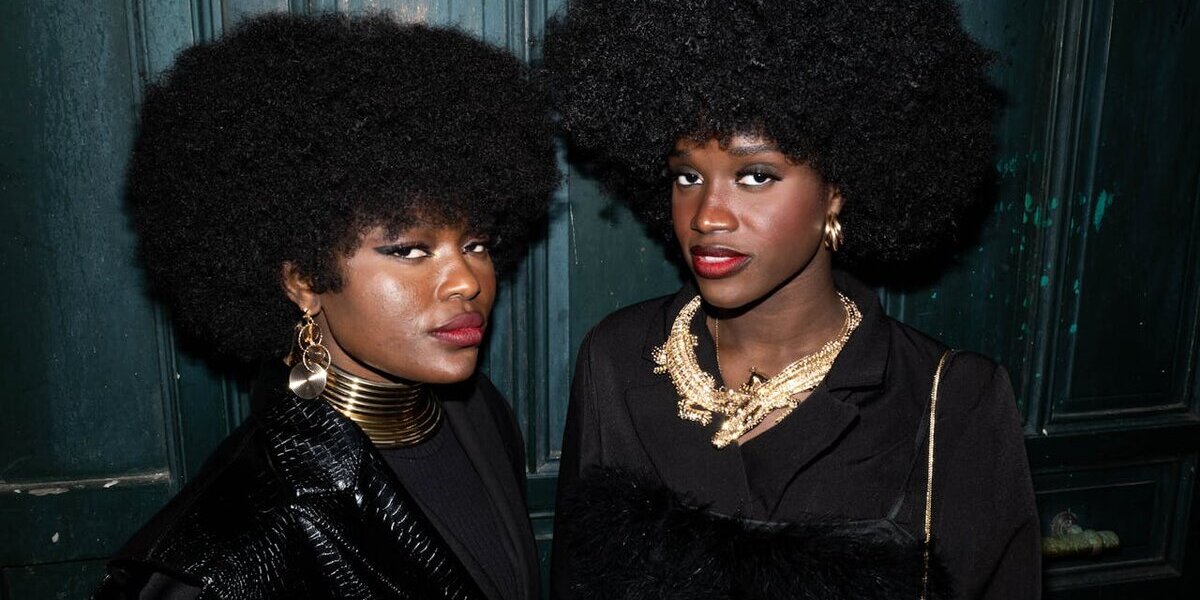 Hoe combineer je je oorbellen effectief met je afro kapsels?
