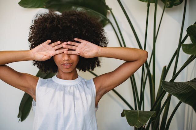 Stijlharmonie: Afro Kapsels en Kleding Combineren voor Elke Gelegenheid