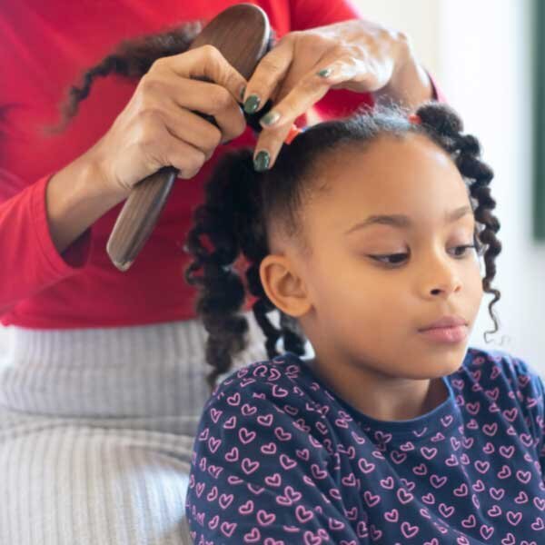Photo de Kampus Production: https://www.pexels.com/fr-fr/photo/femme-jeune-fille-visage-coiffure-6948104/