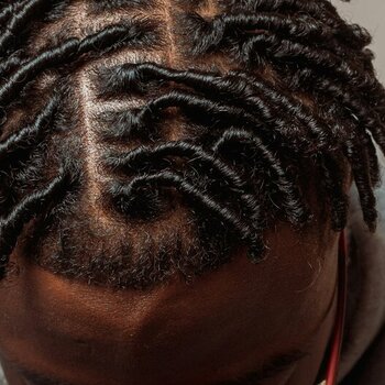 Een verzorgingsroutine voor dreadlocks